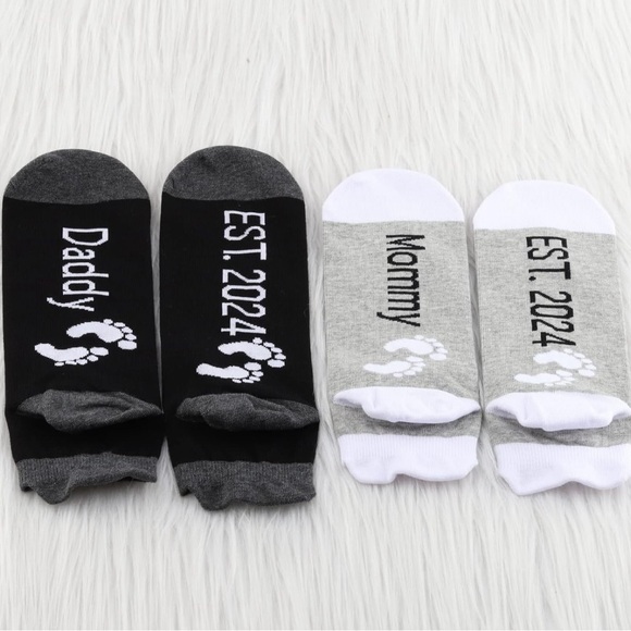 2pk New Parents Gifts Daddy Mommy Est 2023 New Mom and Dad Socks Pregnancy - Picture 5 of 7